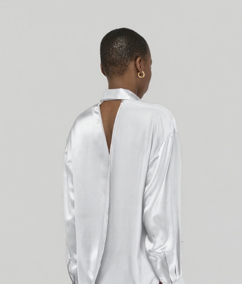 SEMICOUTURE - Chemise en satin de soie léger, ouverture au dos – Image 4